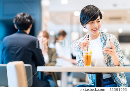 女性咖啡廳下午茶時間智能手機拍攝合作:Creadisce(丸善雨修堂株式會社) 女性咖啡廳下午茶時間智能手機拍攝合作:Creadisce(丸善雨修堂株式會社) 83391963