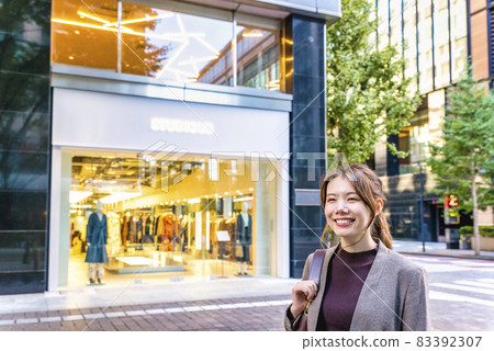 A young business woman walking in Tokyo Marunouchi 83392307