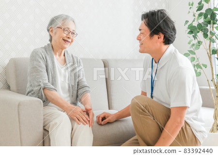 Men and the elderly (smiles) who take care of them Men and the elderly (smiles) who take care of them 83392440