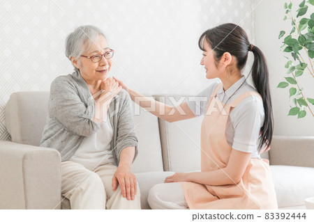 Women and the elderly (stiff shoulders) who take care of them 83392444