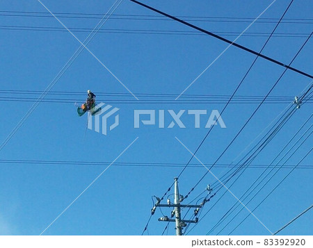 A man who inspects electric wires 83392920