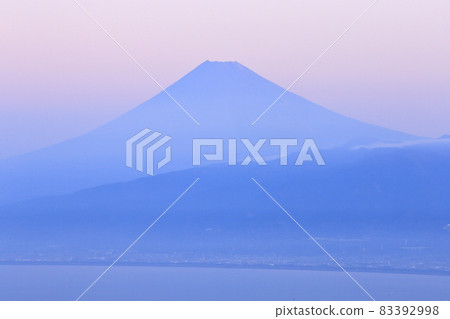 伊豆市富士山駿河灣金星帶被晨霧染紅 伊豆市富士山駿河灣金星帶被晨霧染紅 83392998