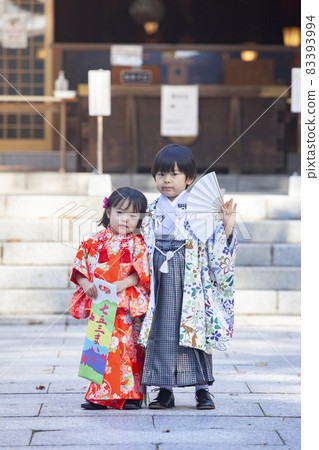 Family celebrating Shichigosan 83393994