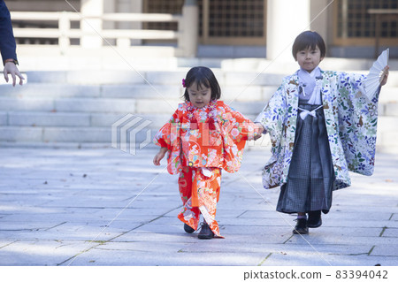 Shichigosan pilgrimage family 83394042