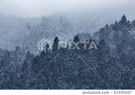 Snowy mountains 83395087