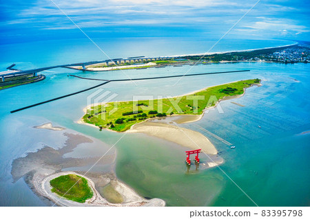 用無人機從天空拍攝,包括著名的弁名湖濱名湖觀光標誌塔,靜岡縣濱松市,赤鳥居 用無人機從天空拍攝,包括著名的弁名湖濱名湖觀光標誌塔,靜岡縣濱松市,赤鳥居 83395798