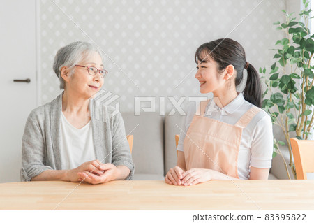 Smiley elderly women and female staff Smiley elderly women and female staff 83395822