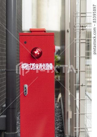 安裝在多層停車場的移動式乾粉滅火器 83395897