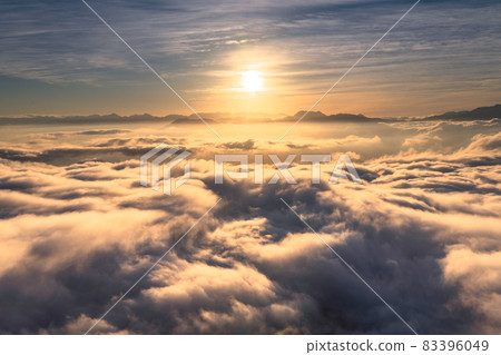 《長野縣》 黃昏的天空,雲海的景色 《長野縣》 黃昏的天空,雲海的景色 83396049