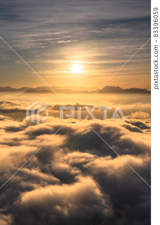 《長野縣》 黃昏的天空,雲海的景色 《長野縣》 黃昏的天空,雲海的景色 83396059