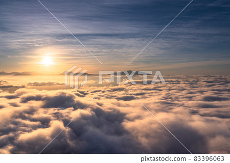 《長野縣》 黃昏的天空,雲海的景色 《長野縣》 黃昏的天空,雲海的景色 83396063