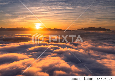 《長野縣》 黃昏的天空，雲海的景色 83396097