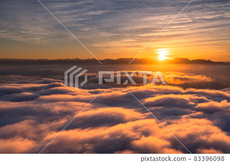《長野縣》 黃昏的天空，雲海的景色 83396098