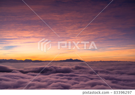 《長野縣》 黃昏的天空,雲海的景色 《長野縣》 黃昏的天空,雲海的景色 83396297