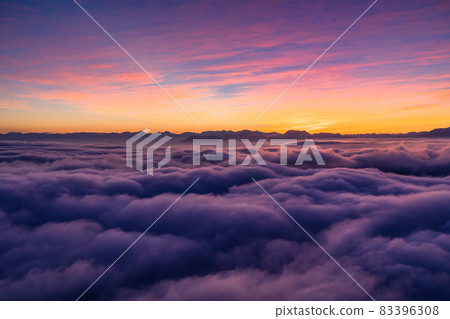 《長野縣》 黃昏的天空,雲海的景色 《長野縣》 黃昏的天空,雲海的景色 83396308