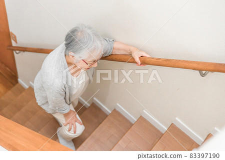 爬樓梯的老婦人 83397190