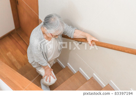 爬樓梯的老婦人 爬樓梯的老婦人 83397194