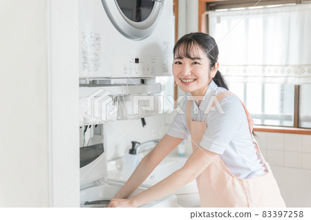 Housekeeper, housekeeper, housekeeping staff (looking at the camera) 83397258