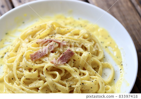 Carbonara made with fresh flat pasta 83397418