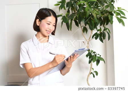 房間裡醫護人員的年輕女人 房間裡醫護人員的年輕女人 83397745