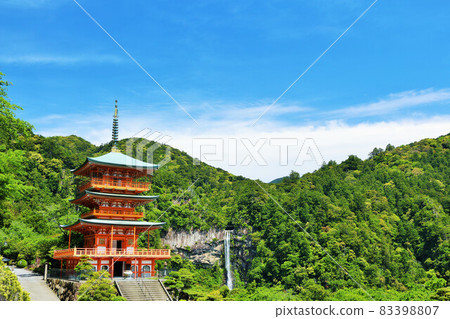藍天下的和歌山縣青岸東寺三重塔和那智瀑布 藍天下的和歌山縣青岸東寺三重塔和那智瀑布 83398807