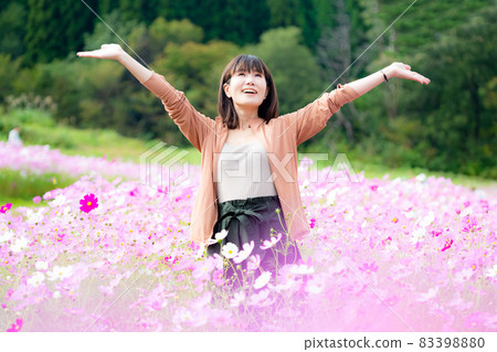 在宇宙領域觀光旅行的女人 83398880