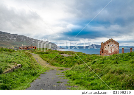 The ruins of Lenan Head fort at the north coast of County Donegal, Ireland. 83399259