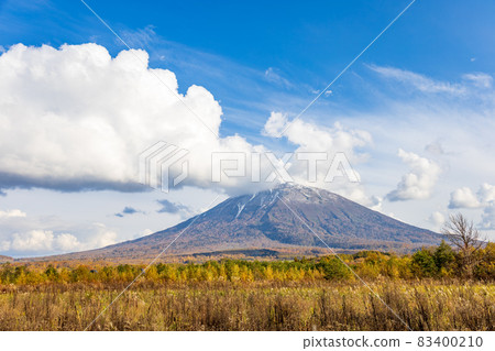 Yotei mountain in autumn 83400210