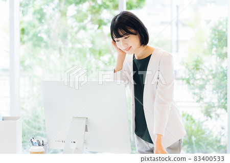 檢查計算機的女商人 83400533