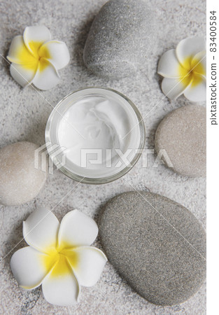 Spa treatment with massage stones and moisturizing cream 83400584
