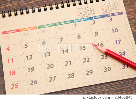 日曆（未漂白的牛皮紙）和紅鉛筆 83401845