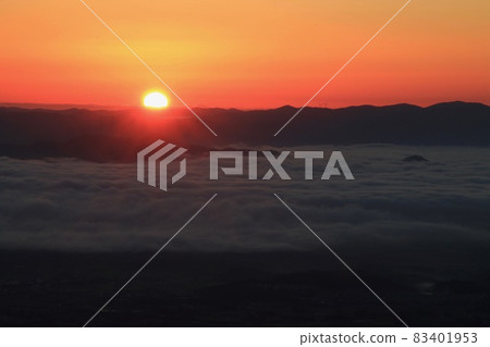 Sea of clouds and sunrise from Tsubakuro Valley (Fukushima City) 83401953
