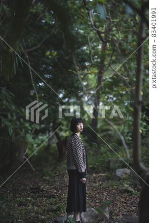 在秋季自然公園散步的女人 在秋季自然公園散步的女人 83401991