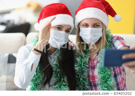 Close friends wear festive hats 83403202