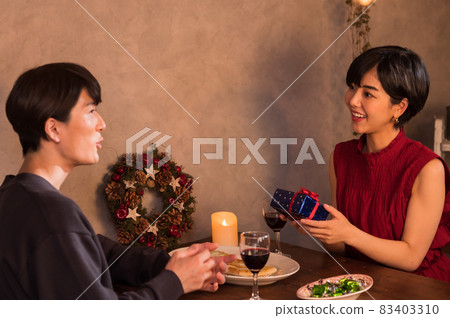 Couple shooting cooperation "Western confectionery store sentiment" to hand over presents 83403310