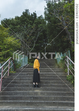 一個女人在海邊的公園裡散步 一個女人在海邊的公園裡散步 83403502