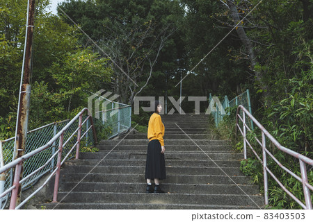 一個女人在海邊的公園裡散步 83403503