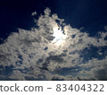 只有隱藏在雲層中的太陽和天空 83404322
