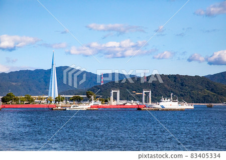 It is the scenery of the coastal area of Hiroshima Bay. You can see the paradise tower of Ujinahatoba Park. 83405334
