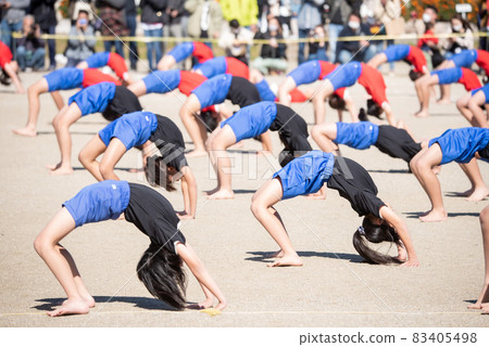 小學生在運動會上做體操 83405498