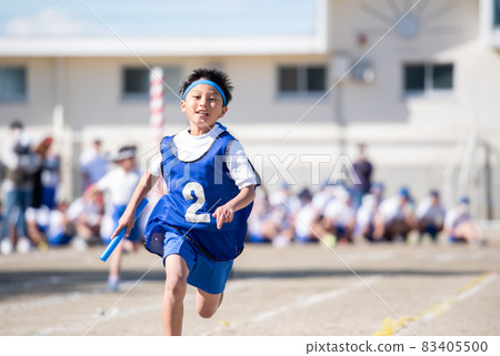 跑在運動會上的小學生 83405500