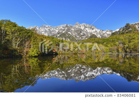 Snowy mountains and autumn leaves mirror pond (Togakushi) Snowy mountains and autumn leaves mirror pond (Togakushi) 83406081