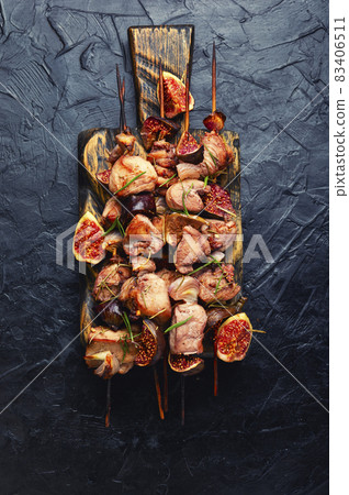 Grilled chicken skewers with figs 83406511