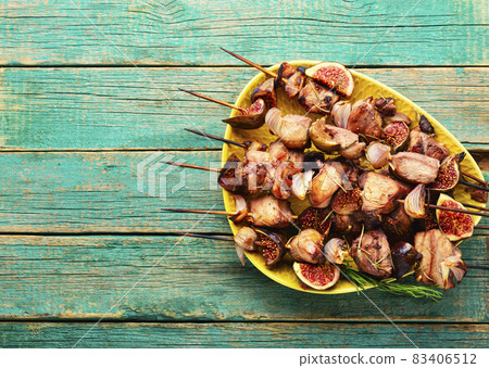 Kebab with chicken and figs 83406512