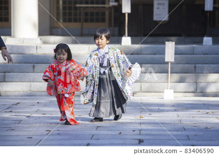參拜七五山神社的一家人 參拜七五山神社的一家人 83406590