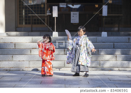 參拜七五山神社的一家人 參拜七五山神社的一家人 83406591