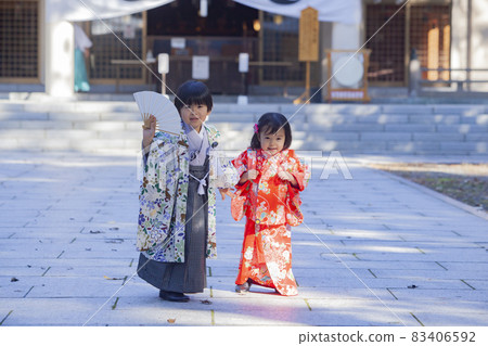 Family who visited the shrine at Shichigosan 83406592