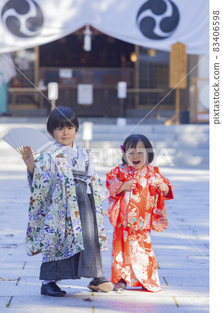 Family who visited the shrine at Shichigosan 83406598