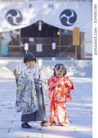 Family who visited the shrine at Shichigosan 83406599