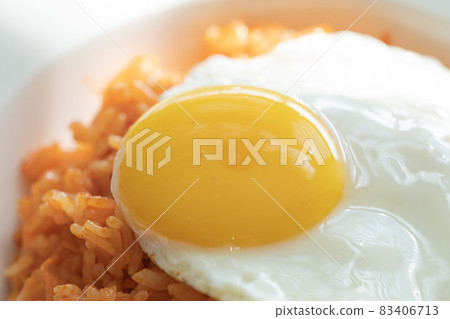 韓國食品泡菜炒飯淋上煎蛋 83406713